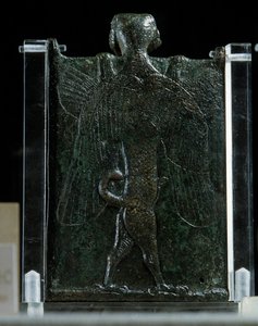 Arte orientale, Assiria (Mesopotamia): libretto che rappresenta un esorcismo (bronzo, retro), Antichità. Parigi, Museo del Louvre