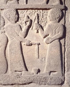 Rilievo che raffigura due ragazzi che giocano con una trottola, da Carchemish, Turchia, Neo-Ittita da School Assyrian