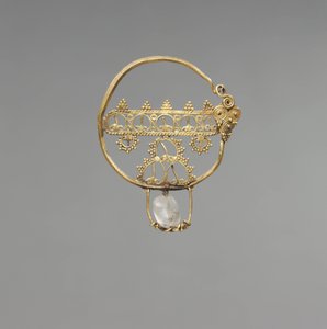 Orecchino con traforo, Periodo Bizantino Antico, 600-800 (oro con perla di cristallo di rocca) da School Byzantine