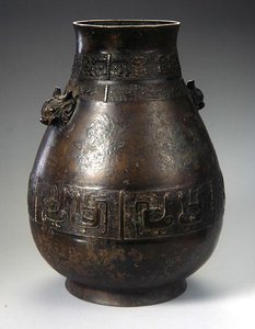 Un vaso Hu con decorazione a rilievo da School Chinese