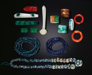 Una selezione di gioielli cinesi tra cui una rara lunga collana di perle di vetro antiche, Periodo degli Stati Combattenti; Cinque fili di perle di vetro antiche della dinastia Han; Un gruppo di ornamenti in vetro, tutti della dinastia Qing e un gruppo di  da School Chinese