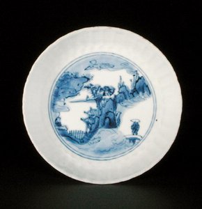 Piatto kraak blu e bianco dipinto con una figura in un paesaggio, marchio Egret, Wanli o Tianqi