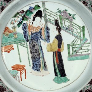 Arte cinese: “Due donne elegantemente vestite” Piatto in ceramica del XVIII secolo. Parigi, Museo Guimet, Museo Nazionale delle Arti Asiatiche
