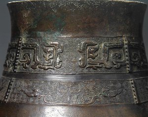 Dettaglio di un vaso Hu con decorazione a rilievo (dettaglio)