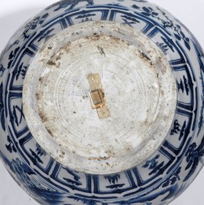 (dettaglio) di un vaso blu e bianco eccezionalmente raro e importante, Dinastia Yuan, metà del XIV secolo da School Chinese