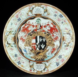 Piatto dipinto in smalti famille rose in stile Rococò con le armi di Leake Okeover Esq., periodo Kangxi (1662-1722) da School Chinese