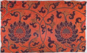 Frammento di tessuto con disegno di fiori di loto a scorrimento, steli e foglie (raso a tessitura girevole) da School Chinese