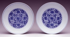 Coppia di piatti da salsa, con fiori di loto stilizzati, marchio e periodo Yongzheng 1723-35 da School Chinese