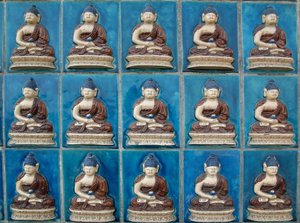 Piccoli Buddha sul muro nell