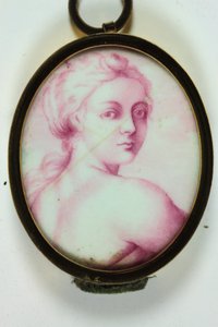 Una signora che guarda oltre la spalla destra da School Continental
