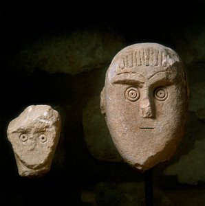 Teste coniche, da un monumento funerario trovato in Daunia