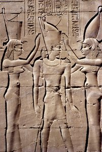 Antico Egitto, pittura/scultura murale, Un re riceve la doppia corona da Iside e Nefti, Tempio di Horus, Edfu da School Egyptian