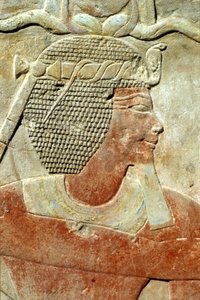 Antico Egitto, Pittura/scultura murale, Un faraone, che indossa la corona Atef, Tempio di Karnak, Luxor da School Egyptian