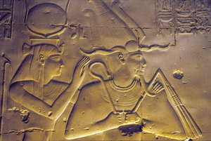 Antico Egitto, Pittura/scultura murale, Dea Iside abbraccia il suo marito seduto, Osiride, Tempio di Seti I, Abido da School Egyptian