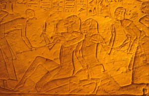 Antico Egitto, pittura/scultura murale, prigionieri ittiti picchiati con bastoni, Tempio di Ramesse II e Nefertari, Abu Simbel da School Egyptian