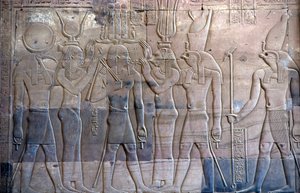 Antico Egitto, dipinto/scultura murale, Tolomeo XIII presentato a Horus, Tempio di Sebek e Horus, Kom Ombo da School Egyptian