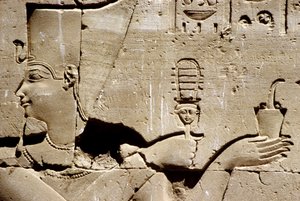 Antico Egitto, Pittura murale/incisione, Il faraone Tolomeo che scuote un sistro e offre incenso, Tempio di Horus, Edfu (foto) da School Egyptian