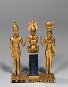 Antichità egizia: triade osiriana in nome di Osorkon (Osiride circondato da Iside e Horus. Pendente in oro e lapislazzuli. XXII dinastia, periodo basso. Parigi, Museo del Louvre