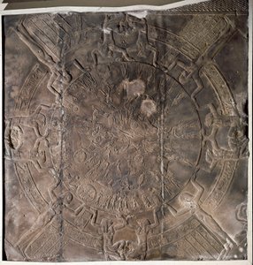 Antichità egizia: "Lo Zodiaco". Bassorilievo dal soffitto della cappella orientale di Osiride nel tempio di Hathor a Denderah. Periodo tolemaico (332-30 a.C.) Parigi, Museo del Louvre da School Egyptian