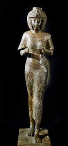 Antichità egizia: statua in bronzo della regina Karomama, moglie del faraone Takelot II. XXI dinastia. Parigi, Museo del Louvre