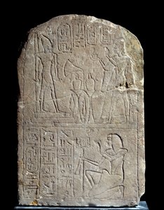 Antichità egizia: stele in calcare a nome del re Anya. Il faraone Ramses II offre incenso alla sua statua divina colossale. Regno di Ramses II (1279-1213 a.C.). Dal serapeo di Saqqara. Parigi, museo del Louvre da School Egyptian
