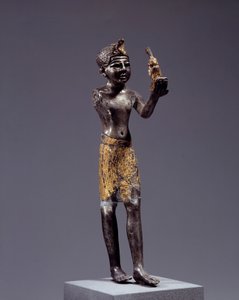 Antichità egizia: statuetta del re (Sethi I?) che offre Maat. Scultura in argento e oro. Regno di Sethi (1294-1279 a.C.). Dim. 19 cm. Parigi, Museo del Louvre
