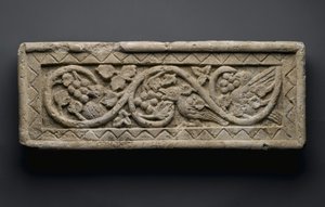 Rilievo di un rotolo di piante che racchiude uccelli e uva, da Behnesa, 5°-6° secolo da School Egyptian