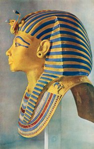 Tutankhamon. La maschera ritratto in oro massiccio che copriva la testa della mummia del giovane faraone. Faraone egiziano della XVIII dinastia, regnò c. 1332 a.C. – 1323 a.C. Da The Illustrated London News, Silver Jubilee Record Number da School Egyptian