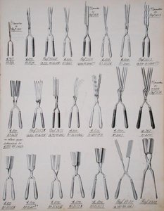 Pinze per arricciare i capelli, da un catalogo commerciale di beni domestici e accessori, c.1890-1910 da School English