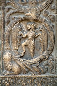 Arte gotica: Piedritto del portale destro della facciata occidentale della Basilica di Saint Denis che rappresenta il lavoro dei campi: Gennaio. Saint-Denis, Francia da School French