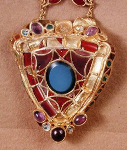 Spilla con granati indiani e onice, fine IV secolo (pietra semi-preziosa incastonata in base d