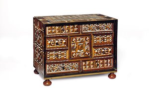 Mobiletto da tavolo tedesco meridionale intarsiato (ebano, avorio, noce e legno da frutto)