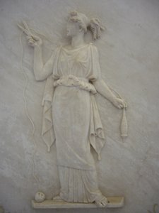 Bassorilievo di Atropo che taglia il filo della vita (marmo)