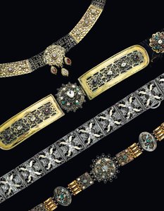 Quattro cinture XVII - XIX secolo (argento parzialmente dorato, argento dorato, argento, smalto e pietre preziose) da School Hungarian