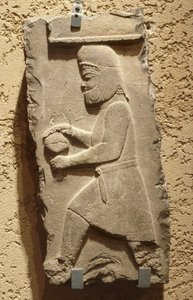 Un Medo alla Corte Reale di Persepoli con un Vaso Coperto, Achemenide, c. 500 a.C.