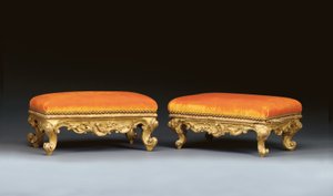 Un paio di sgabelli rococò italiani dorati