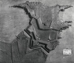 Una mappa in rilievo della fortezza veneziana a Spinalonga, Creta nel 1619 da School Italian