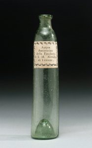 Bottiglia che conteneva acqua anti-isteria, dalla Fonderia di Sua Altezza Reale, Officina Profumo, Farmaceutica di Santa Maria Novella, Firenze, c.1850-1920
