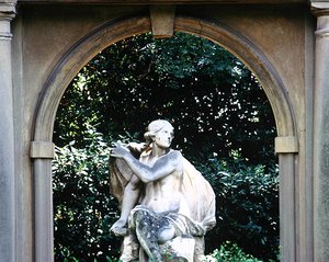 Statua di Venere, nei giardini della Villa la Pietra