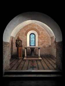 Vista della prima cappella della Chiesa dei Santi Vincenzo e Anastasio, Abbazia delle Tre Fontane vicino a Roma