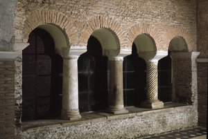Vista del chiostro della chiesa dei Santi Vincenzo e Anastasio, Abbazia delle Tre Fontane da School Italian
