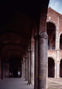 Vista del portico della chiesa di Sant