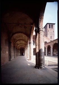 Vista del portico della chiesa di Sant