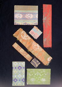 Frammenti di tessuto usati per obi, kimono, costumi No e costumi Kesa per sacerdoti da Japanese School