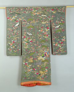 Abito grigio decorato con fiori e uccelli, giapponese da Japanese School