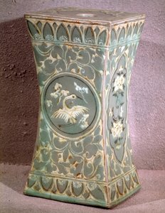 Arte coreana: cuscino in ceramica. Periodo Koryo, fine XII secolo da School Korean