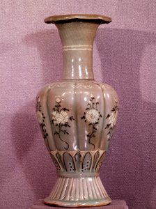 Arte coreana: vaso in ceramica decorato con fiori. Periodo Koryo da School Korean