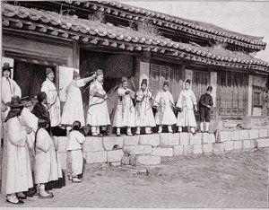 Arcieri nel vecchio palazzo di Seoul, Corea, fine del XIX secolo