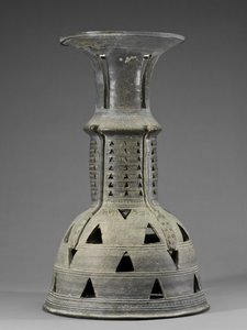 Supporto cerimoniale con serpente, astratto e decorazione traforata, Periodo dei Tre Regni, Kaya da School Korean