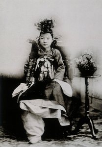 Donna coreana in abito tradizionale da matrimonio